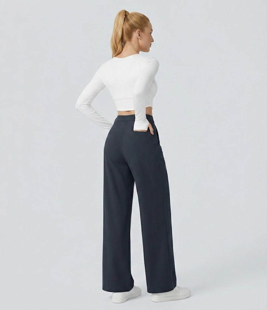 Pantalon tailleur fluide à taille haute, coupe droite avec poches.