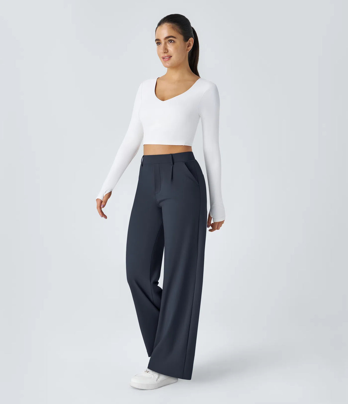 Pantalon tailleur fluide à taille haute, coupe droite avec poches.