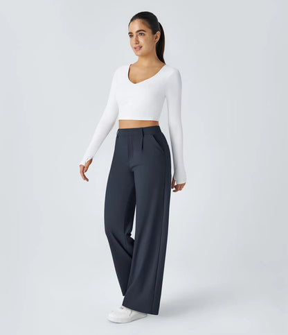 Pantalon tailleur fluide à taille haute, coupe droite avec poches.