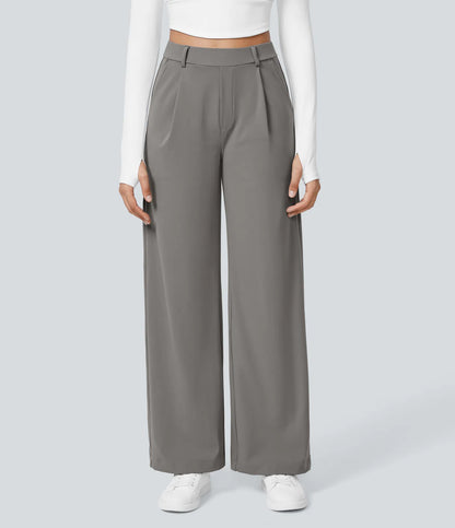 Pantalon tailleur fluide à taille haute, coupe droite avec poches.