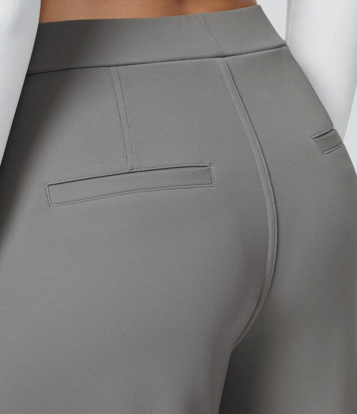 Pantalon tailleur fluide à taille haute, coupe droite avec poches.