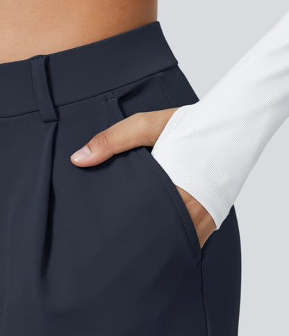 Pantalon tailleur fluide à taille haute, coupe droite avec poches.