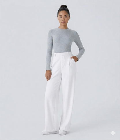 Pantalon tailleur fluide à taille haute, coupe droite avec poches.