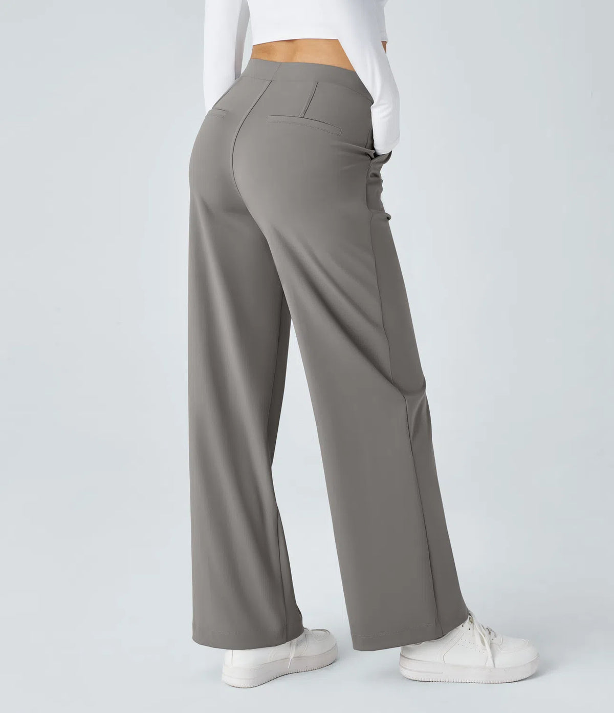 Pantalon tailleur fluide à taille haute, coupe droite avec poches.