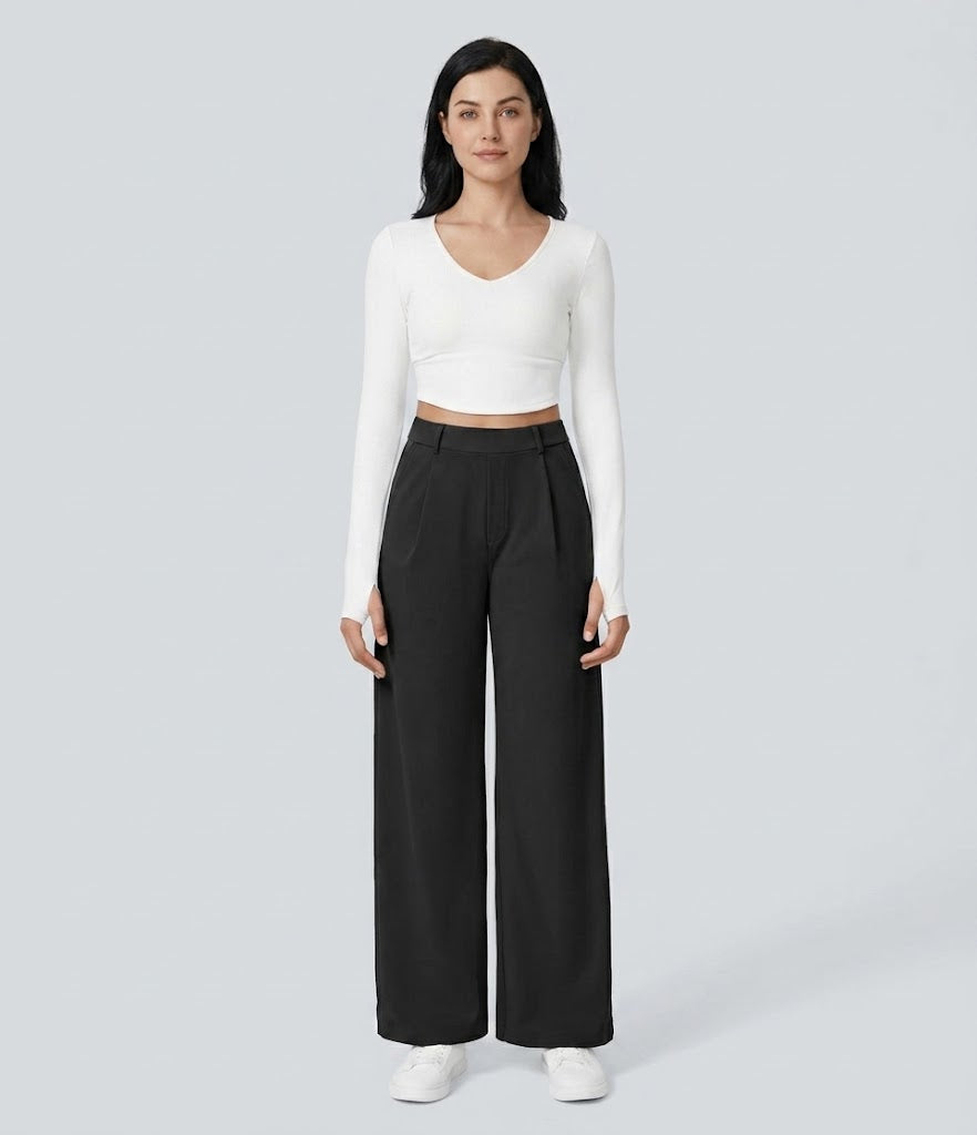 Pantalon tailleur fluide à taille haute, coupe droite avec poches.