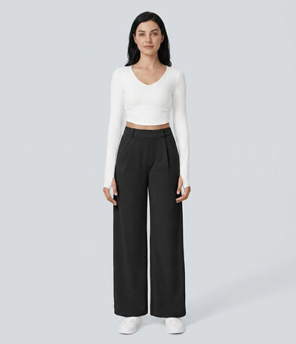Pantalon tailleur fluide à taille haute, coupe droite avec poches.