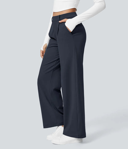 Pantalon tailleur fluide à taille haute, coupe droite avec poches.