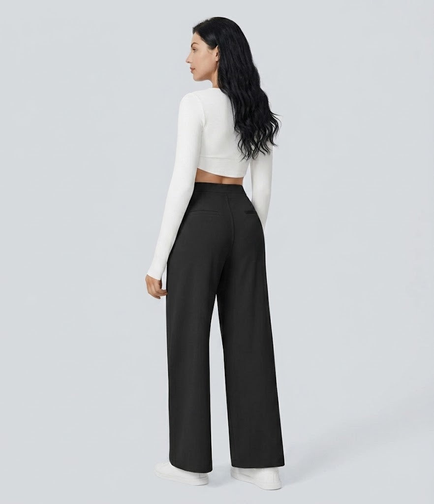 Pantalon tailleur fluide à taille haute, coupe droite avec poches.