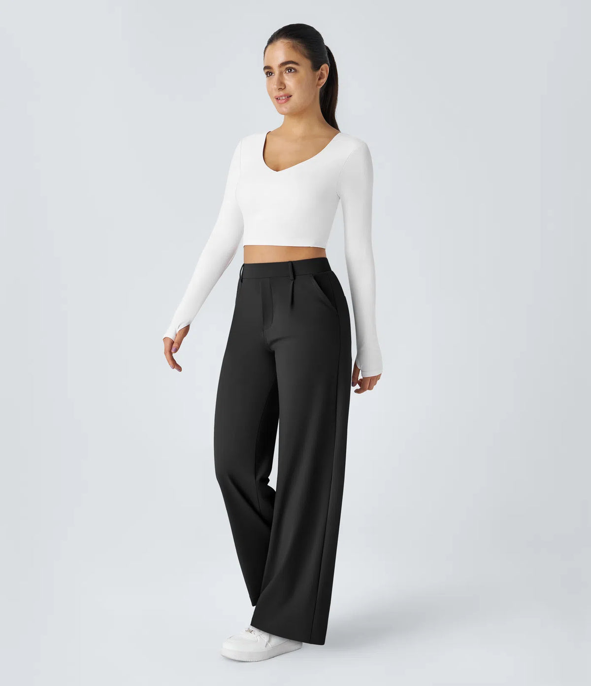 Pantalon tailleur fluide à taille haute, coupe droite avec poches.