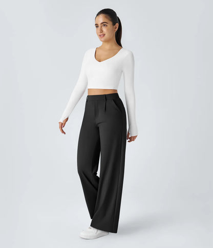 Pantalon tailleur fluide à taille haute, coupe droite avec poches.