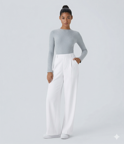 Pantalon tailleur fluide à taille haute, coupe droite avec poches.