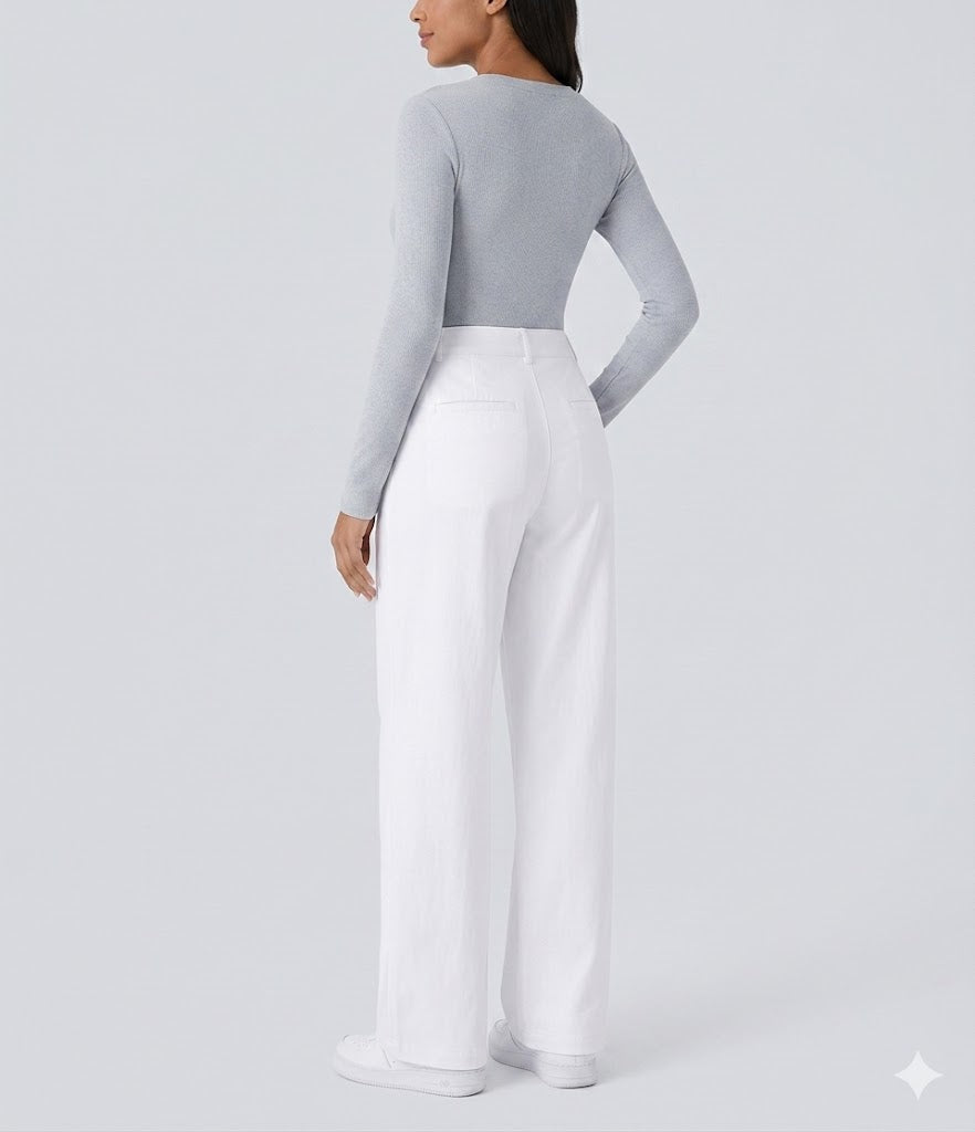 Pantalon tailleur fluide à taille haute, coupe droite avec poches.