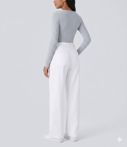Pantalon tailleur fluide à taille haute, coupe droite avec poches.