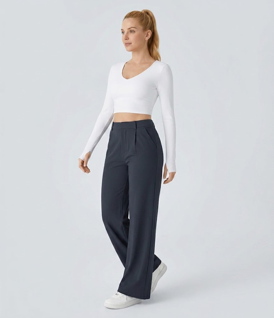 Pantalon tailleur fluide à taille haute, coupe droite avec poches.
