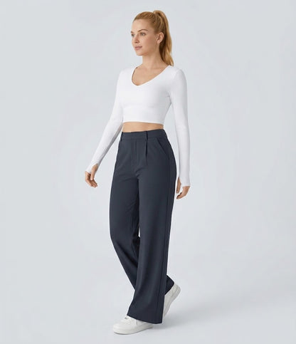 Pantalon tailleur fluide à taille haute, coupe droite avec poches.