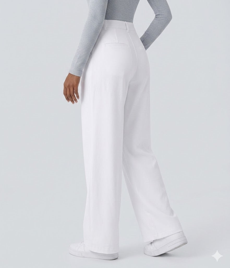Pantalon tailleur fluide à taille haute, coupe droite avec poches.