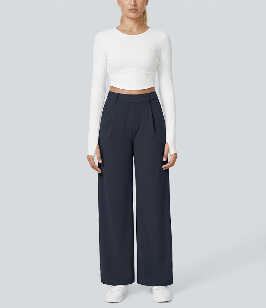 Pantalon tailleur fluide à taille haute, coupe droite avec poches.