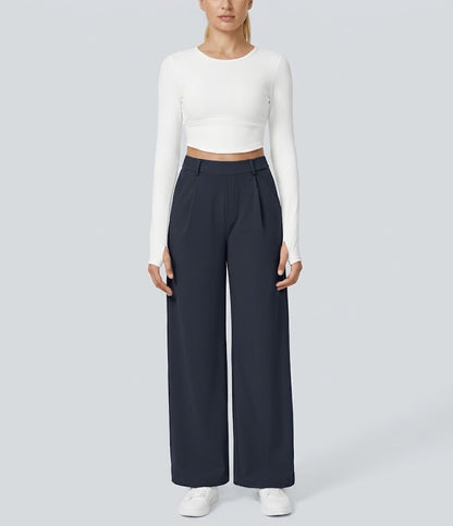 Pantalon tailleur fluide à taille haute, coupe droite avec poches.