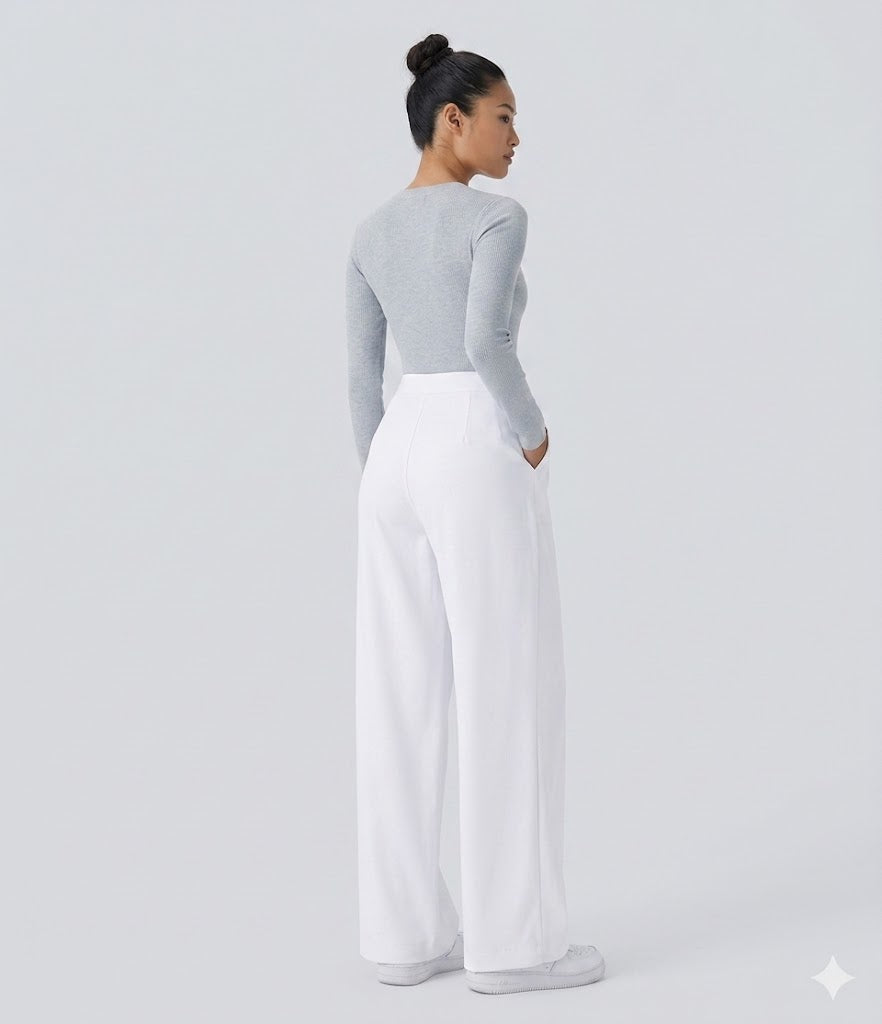 Pantalon tailleur fluide à taille haute, coupe droite avec poches.